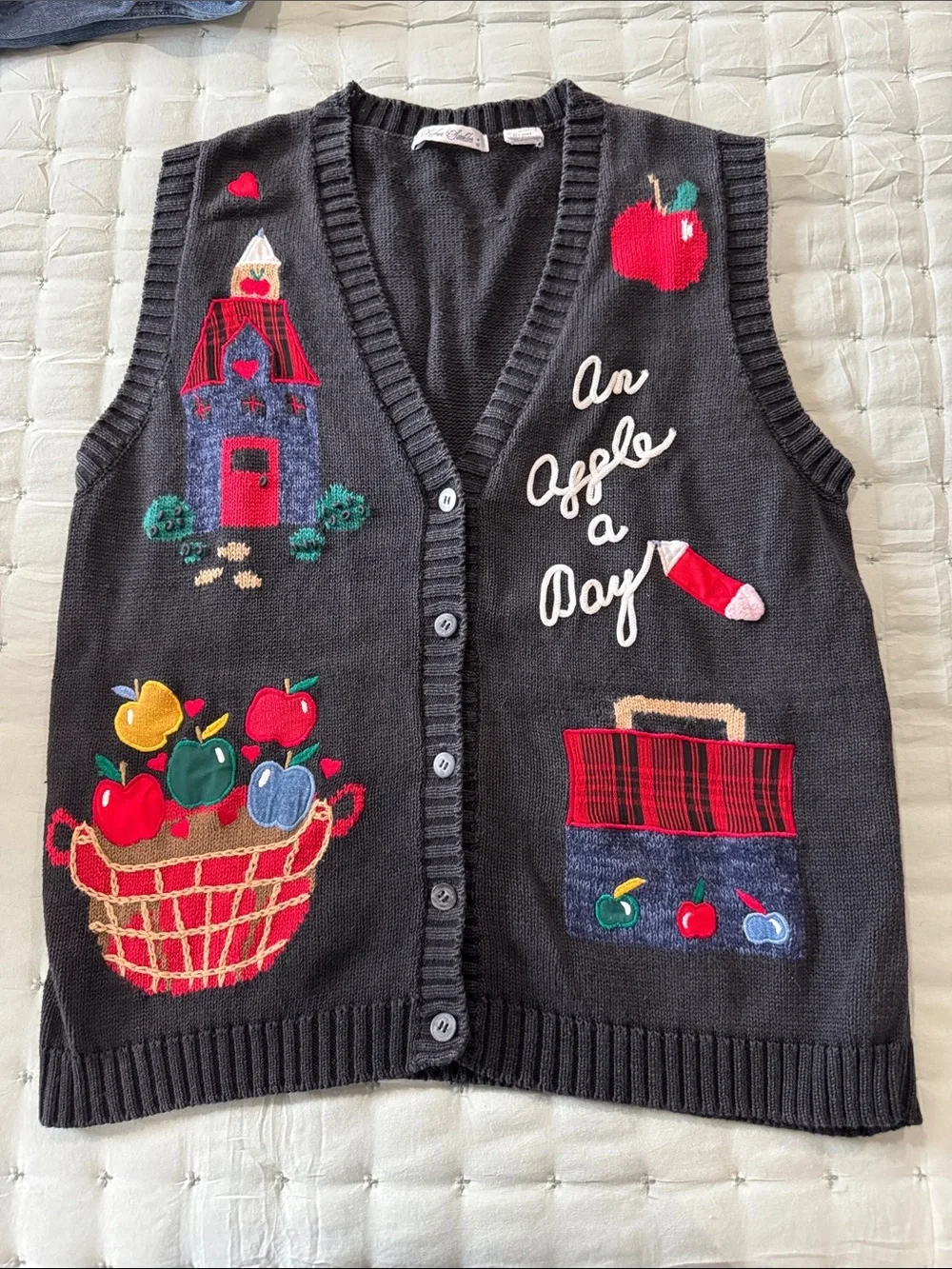 Women’s Black Knit vintage Vest with Apple Appliqués - Picture 1 of 2